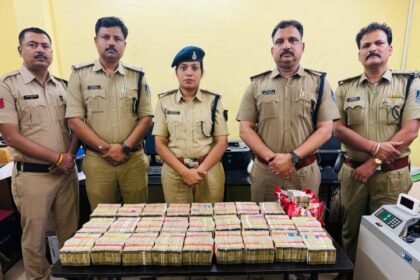 नमकीन पैकेट्स में मिली नोटों की गड्डियां