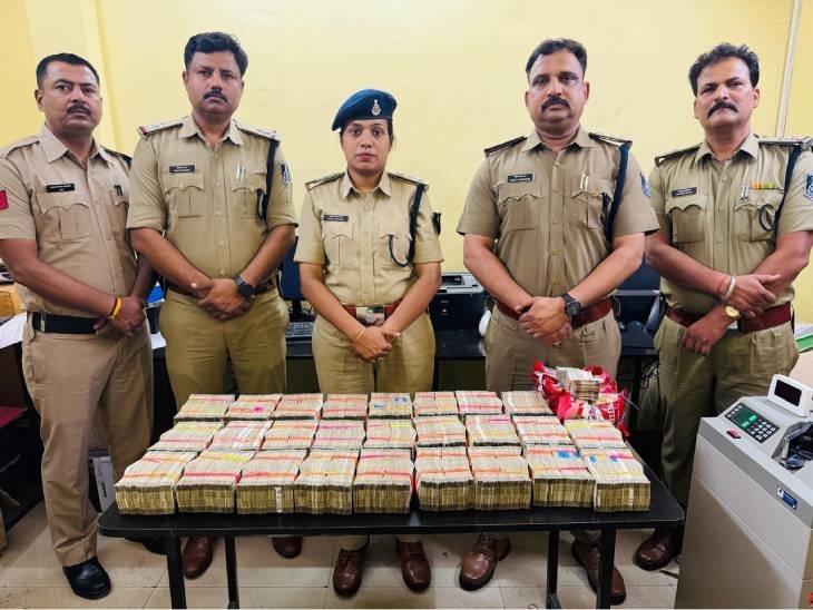 नमकीन पैकेट्स में मिली नोटों की गड्डियां