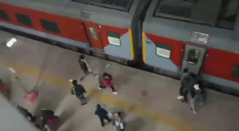 प्रयागराज झांसी एक्सप्रेसप्रयागराज झांसी एक्सप्रेस