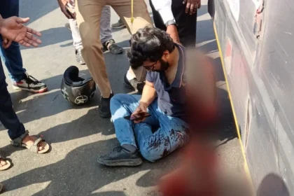 बस से टकराव में युवक का हाथ कटा