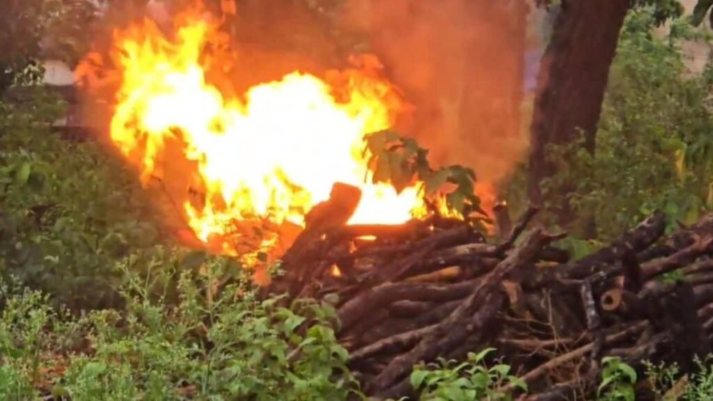 बस्तर में 8 नक्सलियों का अंतिम संस्कार