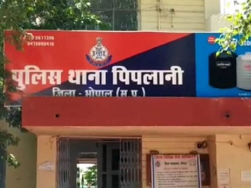 भोपाल कॉलेज विवाद: छात्राओं ने डायरेक्टर पर अभद्रता का आरोप