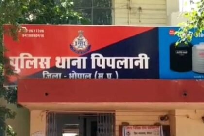 भोपाल कॉलेज विवाद: छात्राओं ने डायरेक्टर पर अभद्रता का आरोप