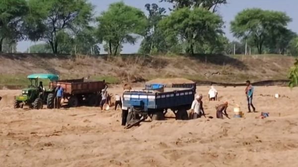Unbridled terror of sand mafia: Illegal mining openly in Semra village of Dhamtari