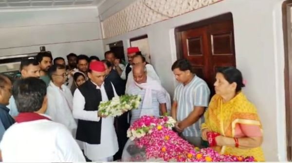 Akhilesh Yadav reached Farrukhabad, paid tribute to SP founder member Chhote Singh Yadav
