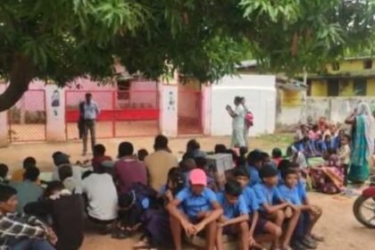 Lockout on the very first day of opening of school in Dhamtari - Protest by locking the gate