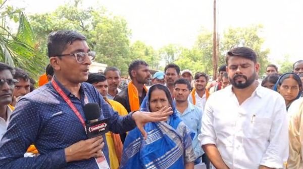 Villagers of Bemetara village Amaldiha gheraoed the collectorate