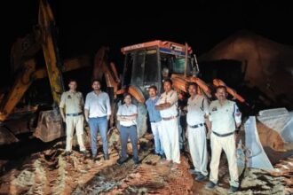 Dhamtari: A youth was attacked with a knife in the Liler sand mine, the dominance of sand mafia