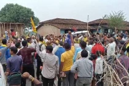 Gondwana Ganatantra Party workers blocked the main road
