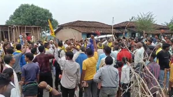 Gondwana Ganatantra Party workers blocked the main road