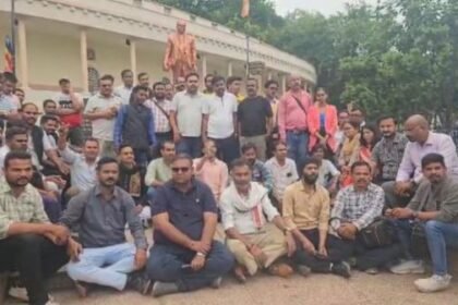 Big demonstration of journalists in Raipur, sat under Ambedkar statue