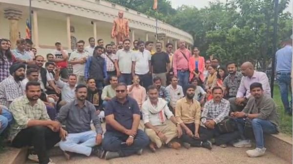 Big demonstration of journalists in Raipur, sat under Ambedkar statue