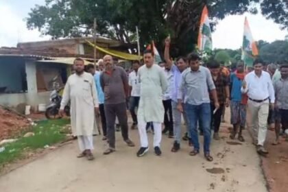 Lakhanpur: Farmers are troubled due to shortage of fertilizers in cooperative societies