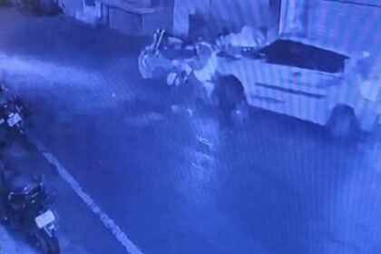 Dhamtari: High speed car creates havoc, hits vehicles parked outside the house