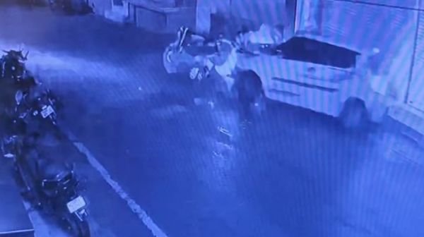 Dhamtari: High speed car creates havoc, hits vehicles parked outside the house