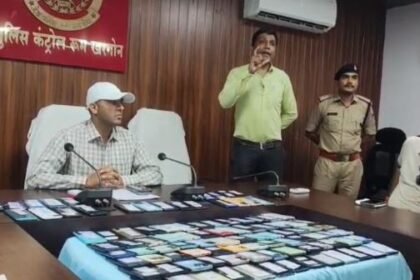 Cyber ​​police recovered 100 lost and stolen mobiles, SP returned the mobiles to the control room – mobile holders were overjoyed