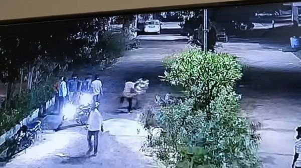 Narmadapuram: Watchman beaten with sticks in Reva City Colony, CCTV video goes viral – criminals have no fear of police