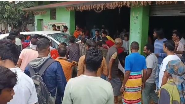 Ambikapur-Kanthi: Car overturned due to driver's negligence, family injured