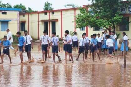 Balod: School surrounded by water in the first rain, students in fear