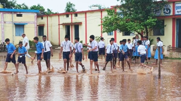 Balod: School surrounded by water in the first rain, students in fear