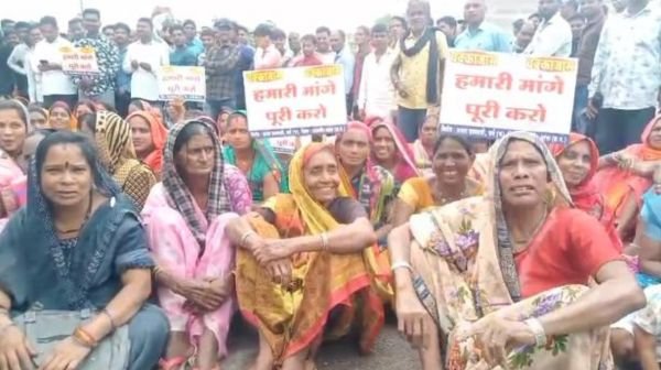 Janjgir-Champa (Khoksha Overbridge) — Villagers blocked the road