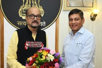 Governor Ramen Deka honored Chief Secretary Amitabh Jain at Raj Bhavan