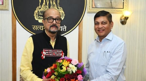 Governor Ramen Deka honored Chief Secretary Amitabh Jain at Raj Bhavan