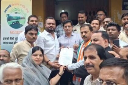 Bemetara: Congress protests outside service cooperative society