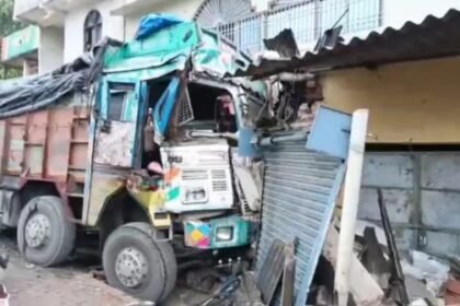 Major accident averted: Due to a pothole, the truck went out of control and entered the shop