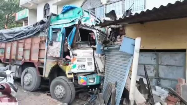 Major accident averted: Due to a pothole, the truck went out of control and entered the shop