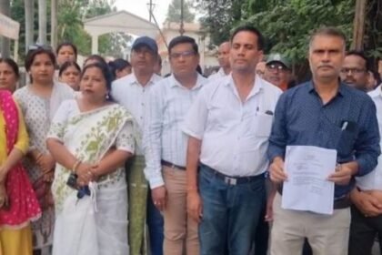 Ambikapur: Teachers protest before rationalization counseling