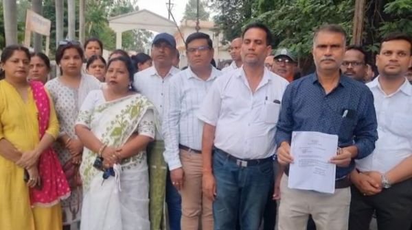 Ambikapur: Teachers protest before rationalization counseling