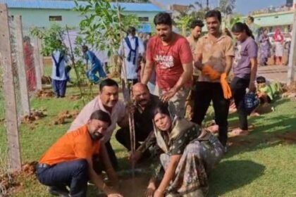 Bemetara: Tree plantation program concluded at Swami Atmanand School