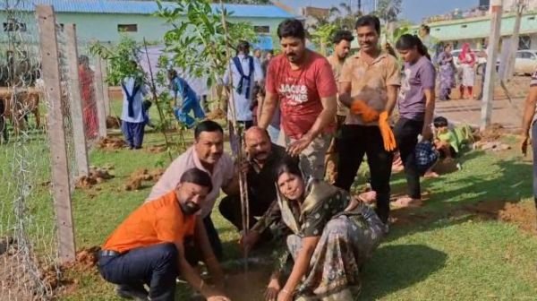 Bemetara: Tree plantation program concluded at Swami Atmanand School