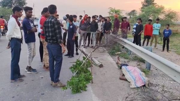 Tragic accident on National Highway 130: Young man dies after falling from a moving bike