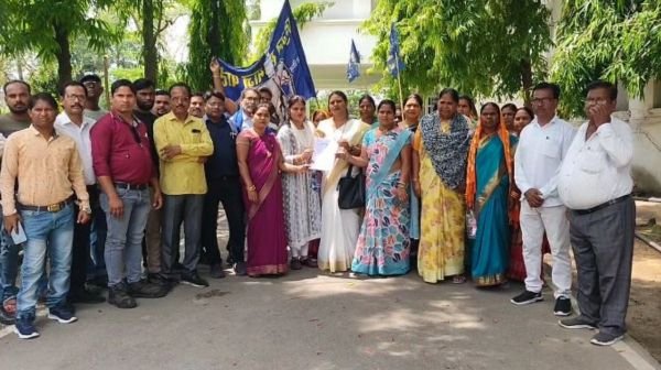 Jashpur: Five policemen suspended, accused absconded from a moving vehicle