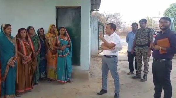 Collector Janmejay Mahobe inspected the Mahuda Kosa Production Center