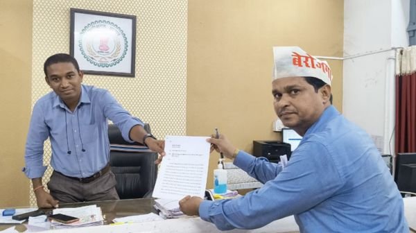 In Bhilai, a youth asked the MLA for salary for criticism