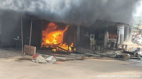 Huge fire in slipper shop in Bhilai Supela, major accident averted