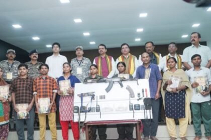 Big success of surrender in Maharashtra: 12 dreaded Maoists surrendered in front of Chief Minister Devendra Fadnavis