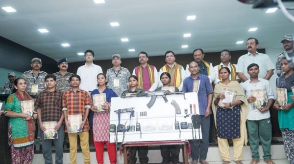 Big success of surrender in Maharashtra: 12 dreaded Maoists surrendered in front of Chief Minister Devendra Fadnavis