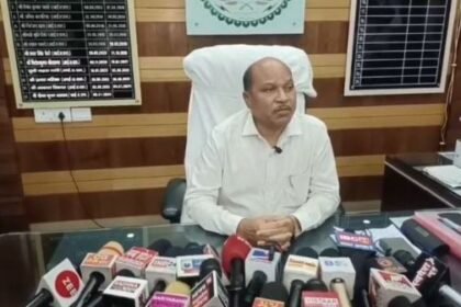 Journalists protest in Gariaband against illegal sand mining and assault on journalists