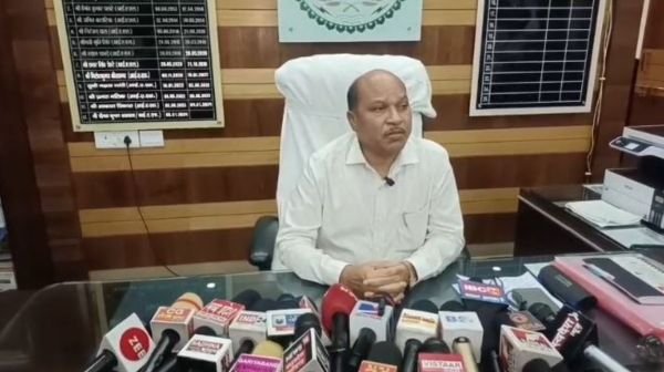 Journalists protest in Gariaband against illegal sand mining and assault on journalists