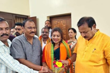 Durg: Big blow to Congress, Risali Corporation MIC member Seema Sahu joins BJP