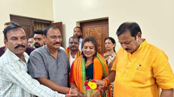 Durg: Big blow to Congress, Risali Corporation MIC member Seema Sahu joins BJP
