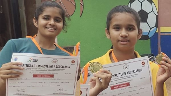 Dhamtari: Real sisters showed their strength, selected for national wrestling competition