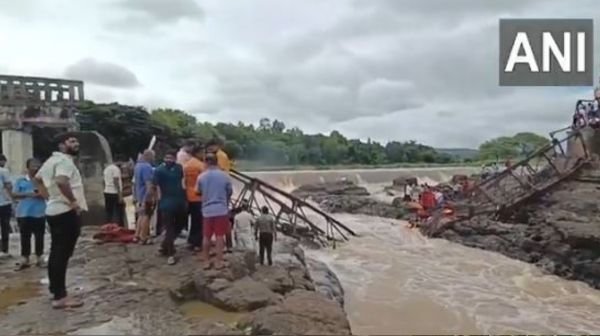Maharashtra: Bridge on Indrani river collapsed in Pune, 25-30 people likely swept away