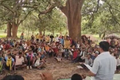 Bijapur MLA Vikram Mandavi visits red water affected villages