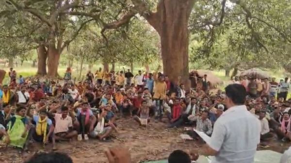 Bijapur MLA Vikram Mandavi visits red water affected villages