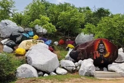 The beautiful paintings made on the rocks of Ganesh Ghat of Dhamtari became the center of attraction